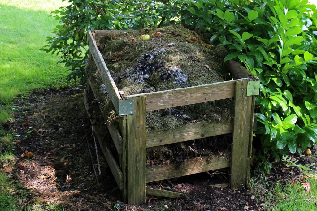 compostador en el jardín